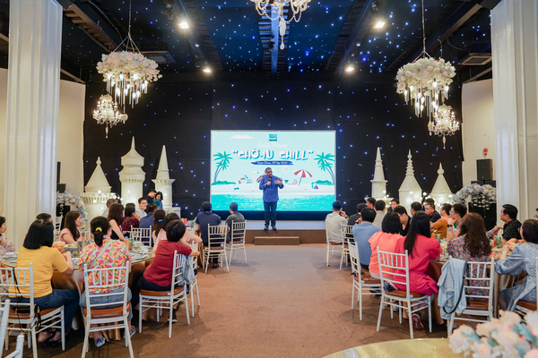 Nhân viên kỹ thuật trực tiếp vận hành màn hình