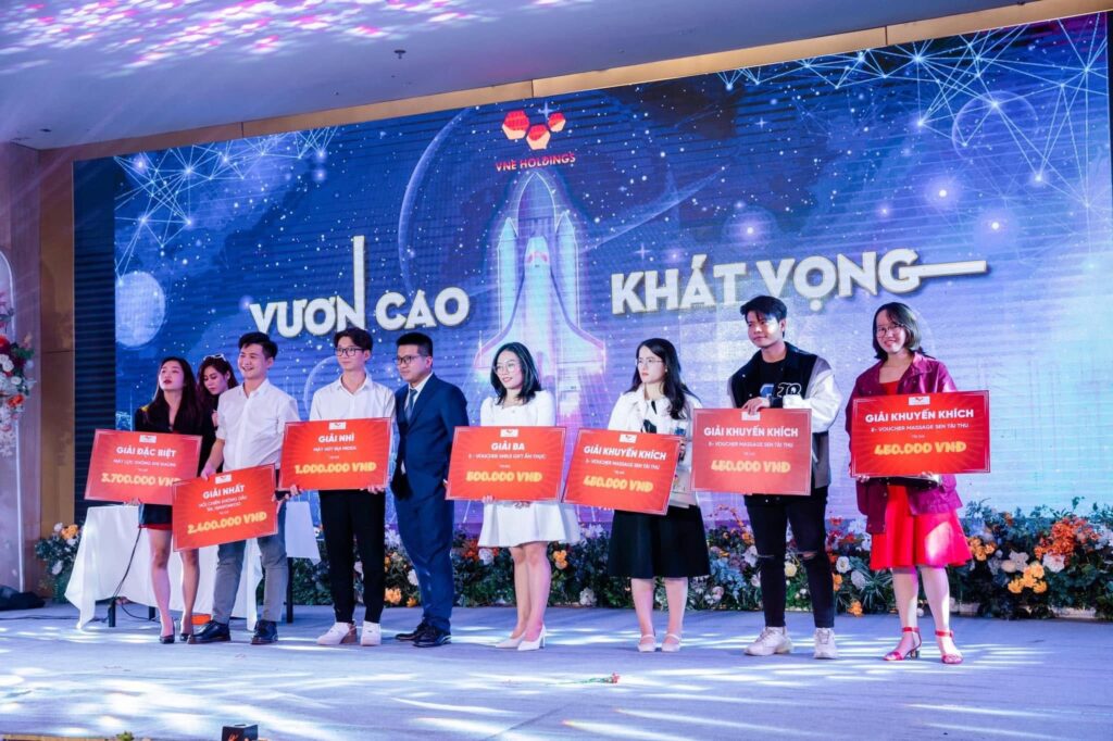 Trao giải tri ân nhân viên year end party